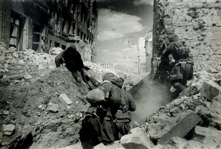 http://pythacli.chez-alice.fr/recent16/Soviet_soldiers_moving_at_Stalingrad1.jpg